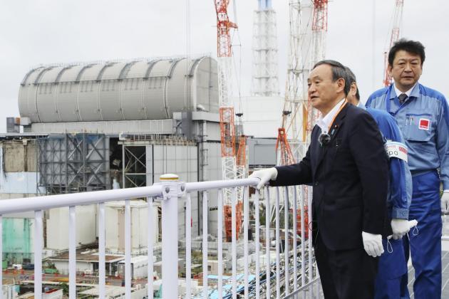스가 요시히데 일본 총리가 지난달 26일 후쿠시마 제1원전을 방문해 현장을 둘러보고 있다. (제공:연합뉴스)