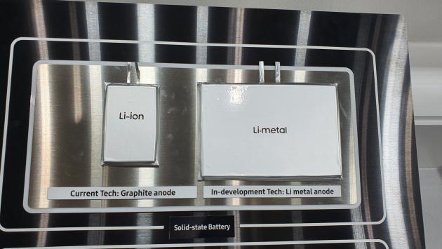 삼성SDI가 인터배터리에서 공개한 전고체 배터리 시제품.