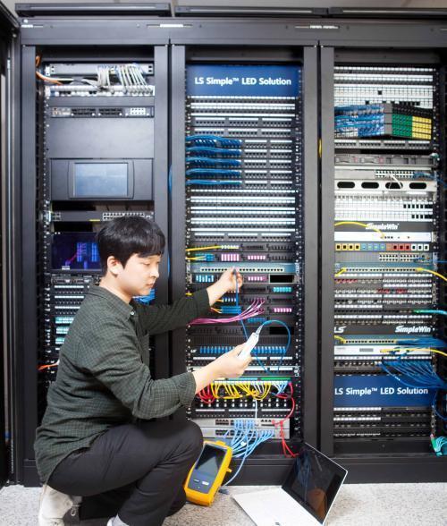 LS전선 직원이 지능형 네트워크 관리시스템을 점검하고 있다. 