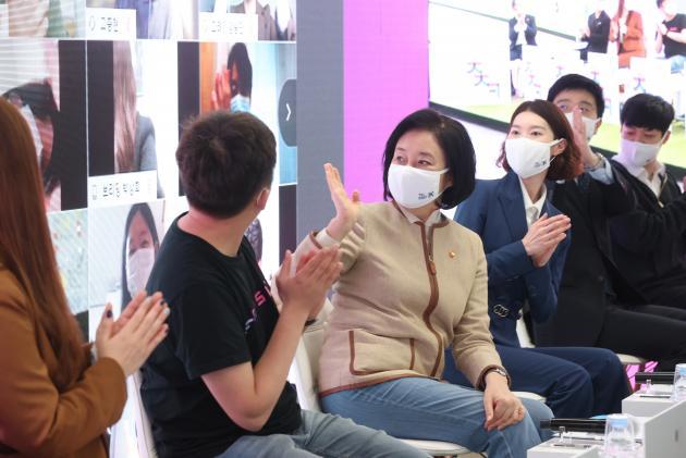박영선 중소벤처기업부 장관이 22일 서울시 강남 소재 팀스타운에서 열린 ‘청청콘 온라인 발대식’에 참석해 참석자들과 대화를 나누고 있다.