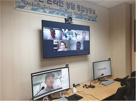 한국광산업진흥회는 국내 광융합산업체 기업들의 수출 활로를 지원코자 지난 7월부터 비대면 온라인 상담 종합상황실을 구축하고 24시간 상시 운영하고 있다.