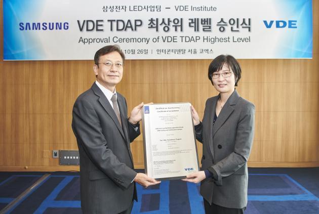 VDE와 삼성전자가 VDE 자체 시험소 인정 프로그램인 TDAP(Test Data Acceptance Program) 중 최고 단계인 Stage3 자격 수여식을 진행했다.