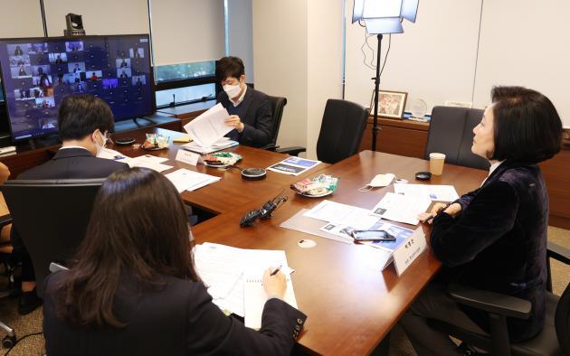 박영선 중소벤처기업부 장관이 23일 화상으로 개최된 아시아태평양경제협력체(APEC) 중소기업 장관회의에 참석하고 있다.