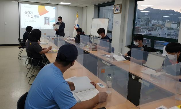 이창용 한국승강기안전공단 서울지역본부장이 승강기 유지관리 및 안전관리를 위한 ‘승강기 구조 및 원리’에 대해 무료 교육을 실시하고 있다