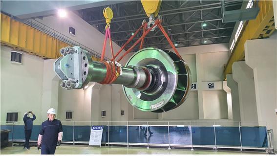 한국수자원공사가 지난 6월 100% 국산화 개발에 성공한 50메가와트급 수차 러너를 실증을 위해 합천댐지사 합천수력발전소에 설치하고 있다.