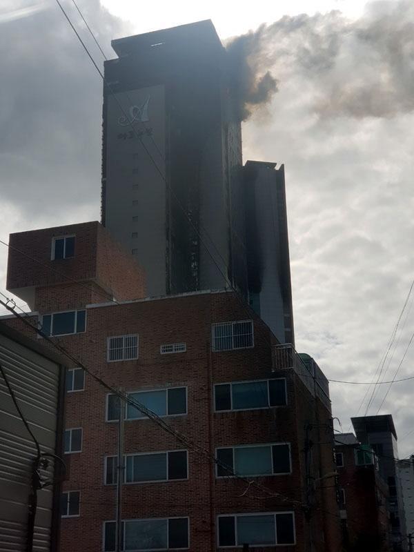 울산 삼환아르누보 화재는 동쪽 3호라인 층에서 15층까지 전형적인 V자 형태의 연소패턴을 보여줬다.