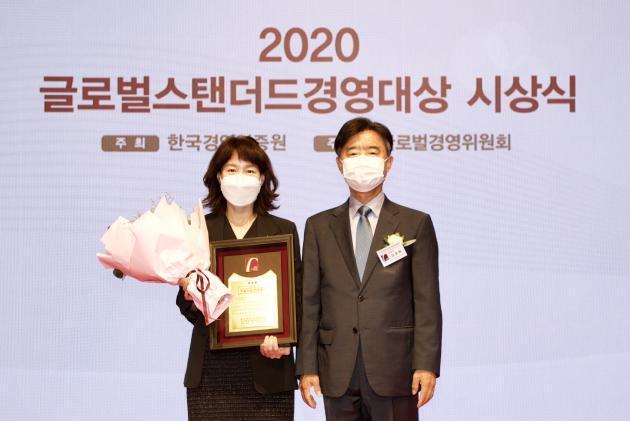 지속가능경영대상을 수상하는 한전KDN 김미경실장(왼쪽).