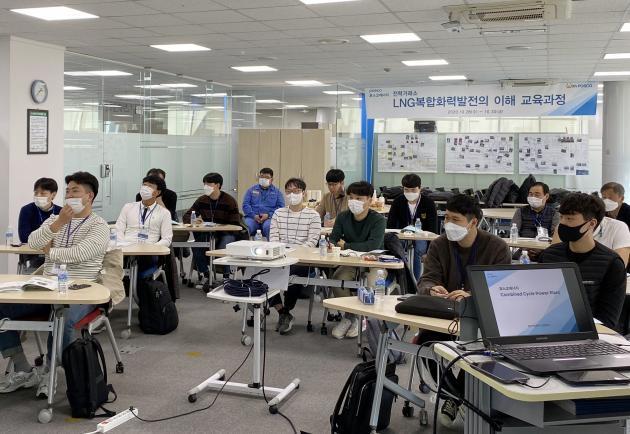 포스코에너지 인천 LNG복합발전소에 위치한 기술교육센터에서 전력거래소 직원들이 LNG복합발전의 이해에 관한 교육을 듣고 있다.   