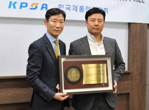  이달의 제품안전인상을 수상한 LG생활건강 김영재 파트장(오른쪽)이 정연태 제품안전협회 상근부회장과 함께 기념촬영을 하고 있다. 