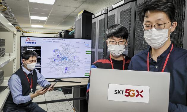SKT 연구원들이 지난 20일 경기도 분당에 위치한 5GX 기술그룹Lab에서 ‘차세대 코어망’의 기술과 장비 성능을 시험해보고 있다.