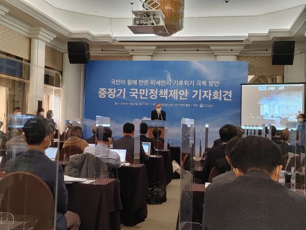 23일 서울 프레스센터에서 열린 국가기후환경회의 중장기 국민정책제안 기자회견에서 반기문 위원장이 선정 과제에 대해 설명하고 있다.