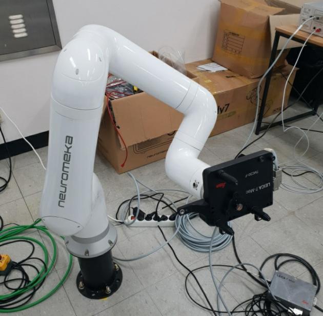 한국로봇산업진흥원(KIRIA) 로봇성능평가 실험실에 구축된 산업기술개발장비.