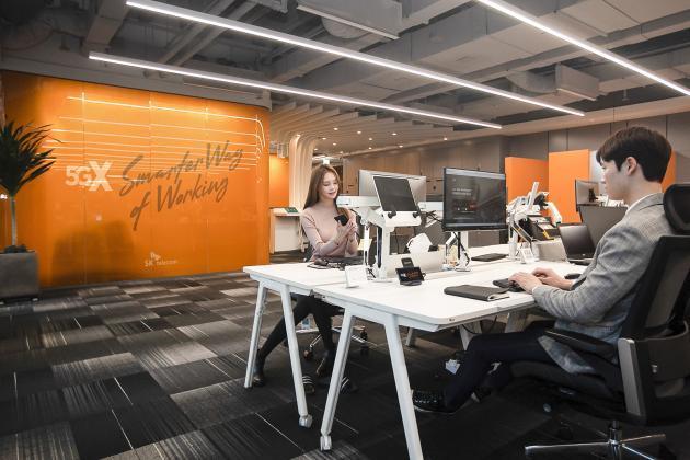 SKT‘워크 애니웨어’ 문화에 맞춰 직원들이 원하는 시간과 장소에 맞춰공유오피스에서 근무하는 모습이다.