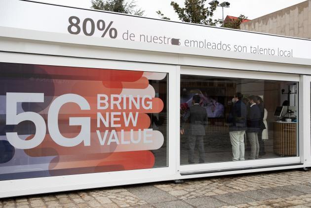스페인 마드리드에서 열린 화웨이 로드쇼에서 참관객들이 화웨이 5G 제품에 대해 배우고 있다.       제공:연합뉴스