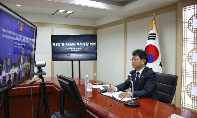 김용래 특허청장이 25일 온라인으로 개최된 ‘제3회 한-아세안 특허청장회의’에 참석하고 있다.