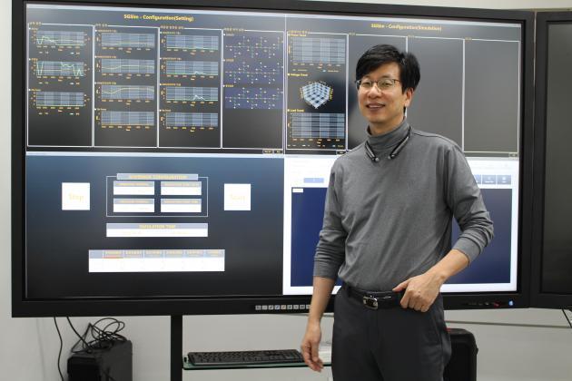 손성용 가천대 교수가 AI·빅데이터 기반 스마트에너지 시스템 실습실에서 에너지신산업에 대해 설명하고 있다.