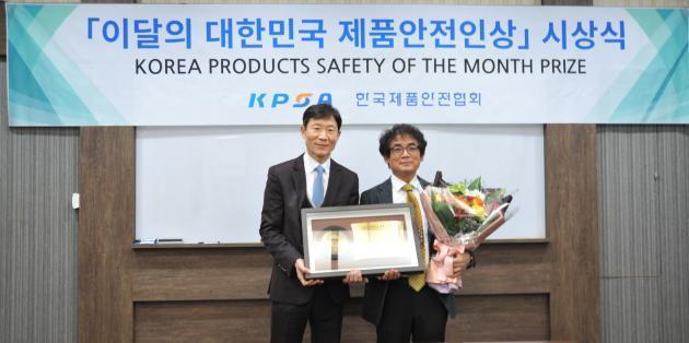 정연태 제품안전협회 상근부회장(왼쪽)이 한샘 김홍광 이사에게 이달의 제품안전인상을 수여하고 있다. 
