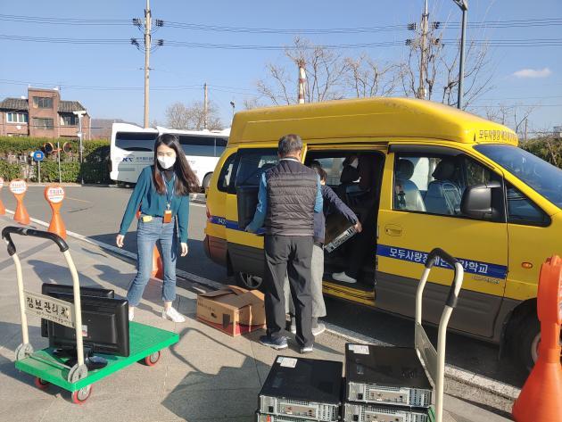 국가철도공단 임직원이 2일 공단 대전 본사에서 PC를 기증하고 있다

