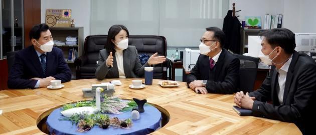 이소영 의원(왼쪽 두 번째)과 김상돈 의왕시장(왼쪽 첫 번째)이 15일 국회 의원회관에서 국토교통부 관계자에게 GTX-C노선 의왕역 정차의 당위성을 설명하고 있다. 