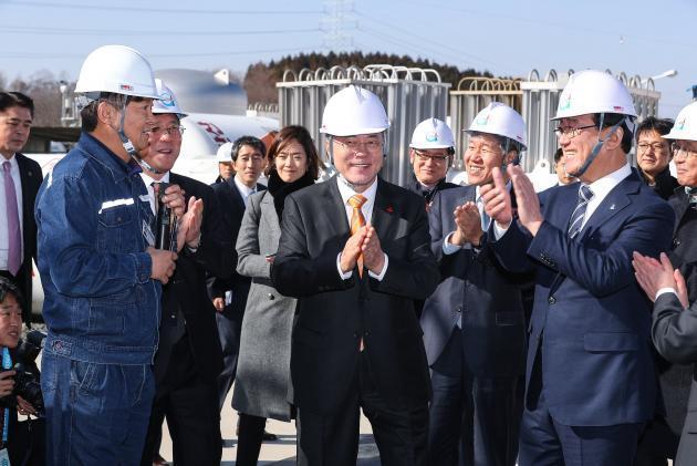 2019년 1월 17일 수소경제 활성화 로드맵 발표날 문재인 대통령이 덕양 울산 3공장을 방문해 임직원을 격려했다.