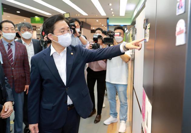 성윤모 산업통상자원부 장관이 지난 7월 서울 용산구 전자랜드를 방문해 으뜸효율 가전제품 판매 상황을 점검하고 있다.