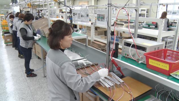 경북 영주에 있는 생산공장에서 선일일렉콤 직원들이 LED컨버터를 제조하고 있다.