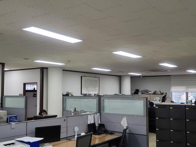 사무실에 설치된 LED 평판조명. 지난해 LED조명 조달시장은 전년대비 소폭 축소되면서 어려움을 겪었다. 
