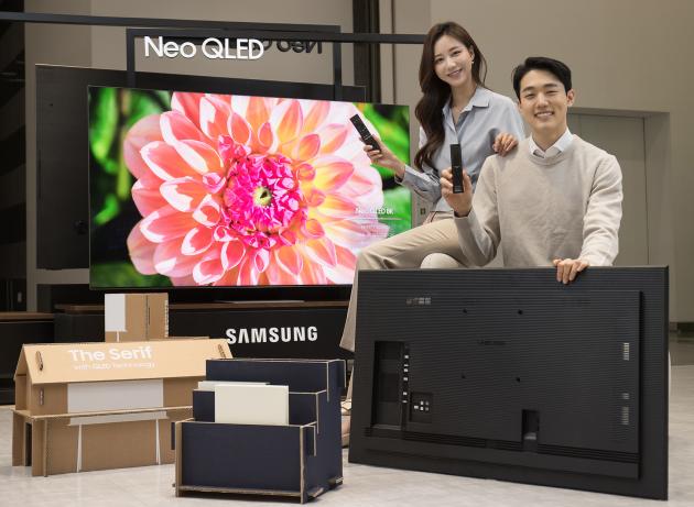 삼성전자 모델이 수원 삼성 디지털시티에서 2021년 신제품 Neo QLED TV와 새롭게 적용된 솔라셀 리모컨, 에코 패키지를 소개하고 있다. 