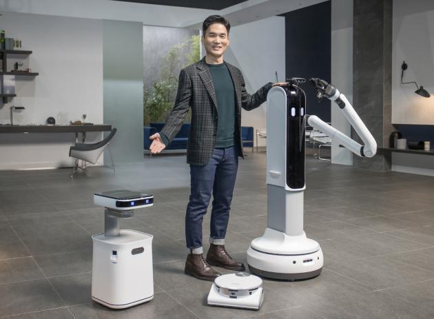 삼성전자 승현준 사장이 CES 2021 삼성 프레스컨퍼런스에서  ‘삼성봇™ 케어’,  ‘제트봇 AI’,  ‘삼성봇™ 핸디’를 소개하고 있다.