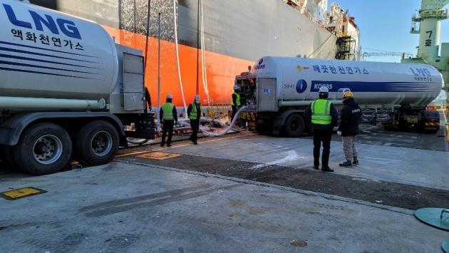 한국가스공사 직원이 트럭을 이용해 LNG추진선에 연료를 공급하고 있다.