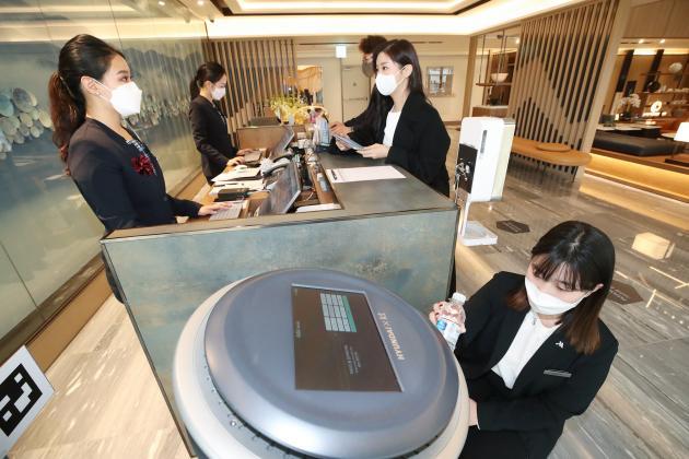 대구 메리어트 호텔&레지던스에서 직원들이 KT AI 호텔로봇을 사용하고 있다.