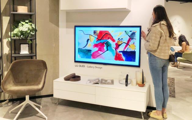 LG전자가 홍콩에서 LG 올레드 갤러리 TV를 앞세워 덴마크 프리미엄 인테리어 브랜드 보컨셉(BoConcept)과 공동 마케팅을 펼친다. 고객이 홍콩 샤틴(Shatin)에 위치한 보컨셉 매장에 설치된 LG 올레드 갤러리 TV를 살펴보고 있다.