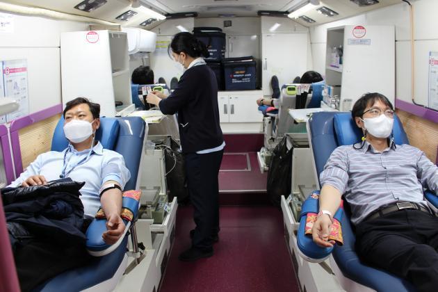 한국승강기안전공단 직원들이 헌혈수급 안정화를 위해 헌혈봉사를 실시하고 있다.