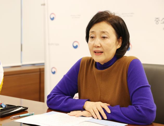 박영선 중소벤처기업부 장관이 15일 화상으로 열린 몽골 식품농업경공업부와의 ‘2021년 중소기업·스타트업 협력을 위한 업무협약 체결식’에서 모두 발언을 하고 있다.