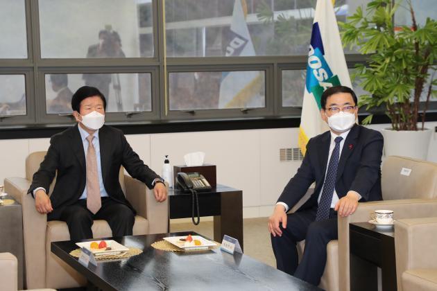 허성무 창원시장(오른쪽)과 박병석 국회의장이 두산중공업을 방문해 현장을 시찰하기 전 담화를 나누고 있다.