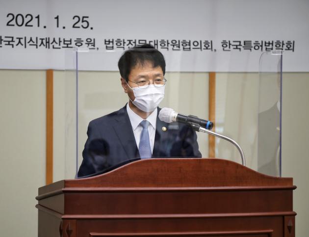 김용래 특허청장이 25일 대전 서구 소재 특허법원에서 열린 ‘제7회 특허소송 변론 경연대회’ 시상식에 참석해 축사를 전하고 있다.