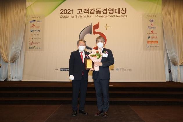 볼보그룹코리아가 지난 22일 한국지속경영평가원이 주관하고 한국언론인협회가 후원하는 ‘2021 고객감동경영대상’ 시상식에서 제조부문 대상을 수상했다. (사진제공=볼보그룹코리아)