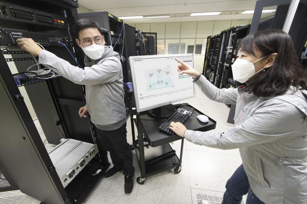 KT 대전연구개발센터에서 연구원들이 양자암호 관련 기술 및 표준을 연구하는 모습