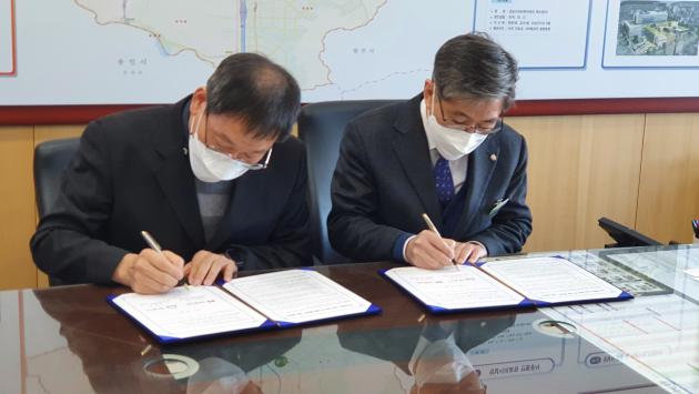 손기정 KT 링커스 강북본부장(왼쪽)과 성남시 이균택 환경보건국장이 협약서에 서명을 하고 있다. 