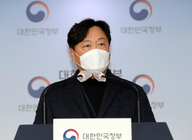 신희동 대변인이 31일 정부서울청사에서 북한 원전 추진 의혹 관련 주장에 관해 브리핑하고 있다. 