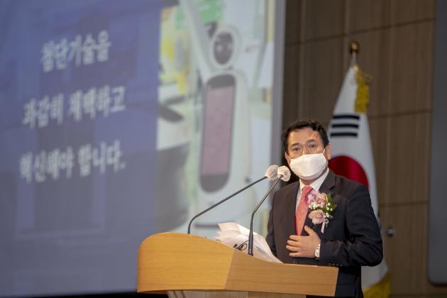 김경욱 신임 사장이 취임 연설을 하고 있다.