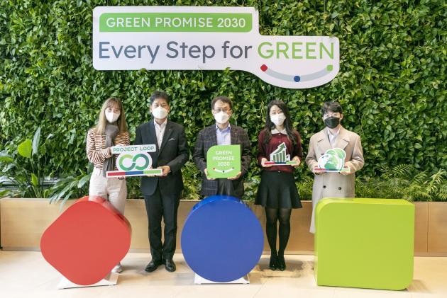 김교현 화학BU장 겸 롯데케미칼 통합대표이사(왼쪽 세번째)와 김연섭 롯데케미칼 ESG경영본부장(왼쪽 두번째) 및 직원들이 친환경 목표인 ‘GREEN PROMISE 2030’ 이니셔티브를 선언하며 기념사진을 촬영했다.