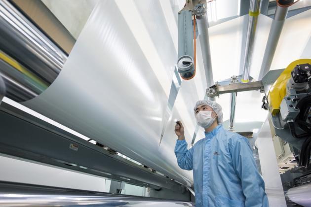 SK이노베이션의 자회사 SKIET(아이이테크놀로지)의 배터리 분리막 생산과정에서 직원이 제품을 들여다보고 있다.
