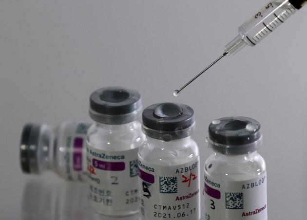 아스트라제네카 코로나19 백신과 주사기. 제공:연합뉴스