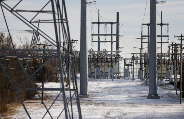 미국 텍사스주에 불어닥친 맹추위에 이 지역 발전소의 송전시설, 가스관, 발전설비 등이 꽁꽁 얼었다. 전기요금은 MWh당 9000달러까지 치솟았다. 제공: 블룸버그