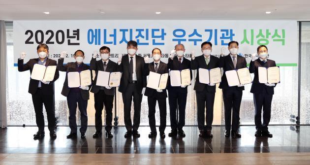19일 서울 반얀트리 클럽&스파에서 개최된 ‘2020년 에너지진단 우수기관 시상식’에서 김창섭 한국에너지공단 이사장(왼쪽 네번 째)과 수상자들이 단체 기념촬영을 하고 있다.