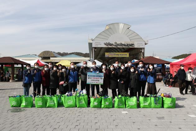 한국수력원자력(사장 정재훈, 이하 한수원)은 23일 오후 울산 남창 옹기종기시장을 방문해 정월대보름 맞이 전통시장 장보기 행사를 가졌다.
