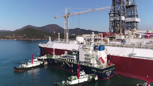 한국가스공사가 LNG운반선 시운전을 위한 세계 최초 선박 대 선박 방식의 LNG선적 실증 테스트를 진행하고 있다.