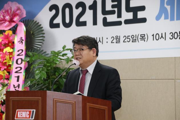 홍성규 한국전선공업협동종합 이사장이 25일 구리시 전선회관 대회의실에서 열린 '제58차 정기총회'에서 인삿말을 하고 있다.