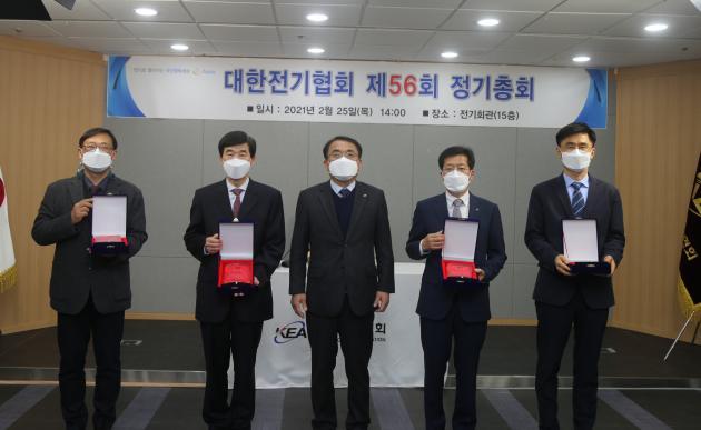 김동수 전기협회 상근부회장(왼쪽 세 번째)과 공로상 수상자들이 기념사진을 찍고 있다. 